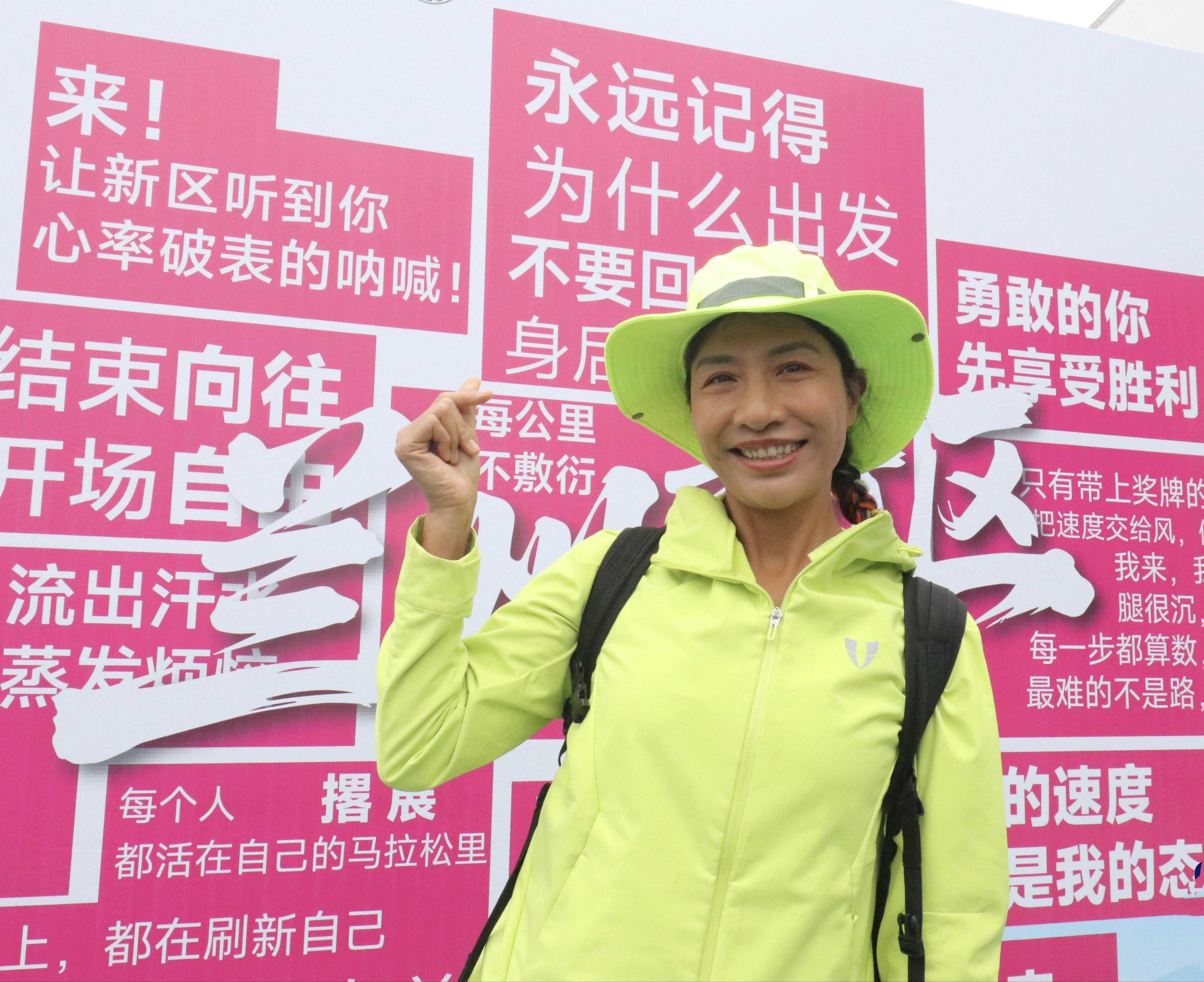 跑者们换上青绿战衣在打卡区拍照留念