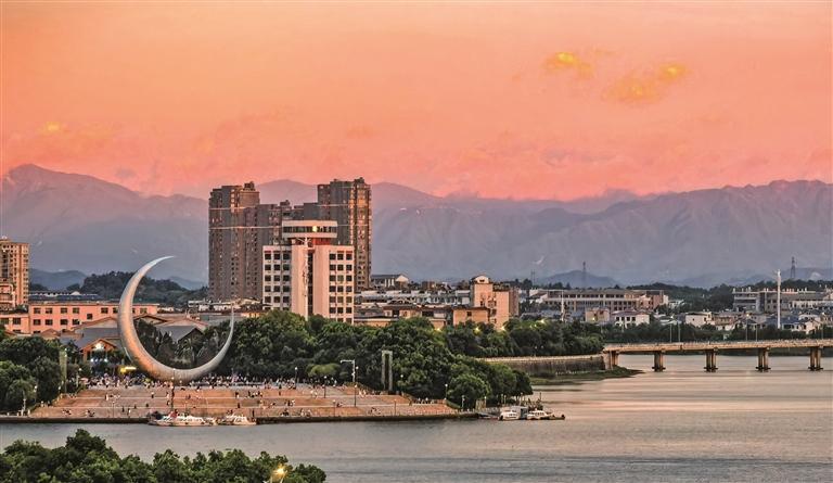 三江流影月如钩。