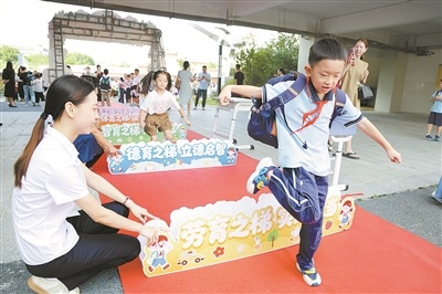 孩子们依次跨越“五育成长梯”
