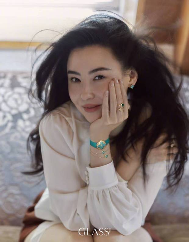 张柏芝甜美灵动。
