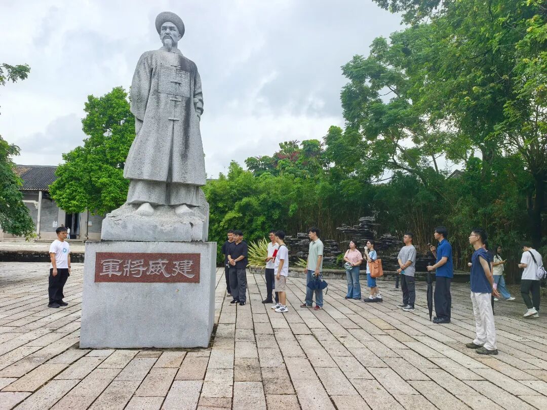 研学团前往大旗头古村参观