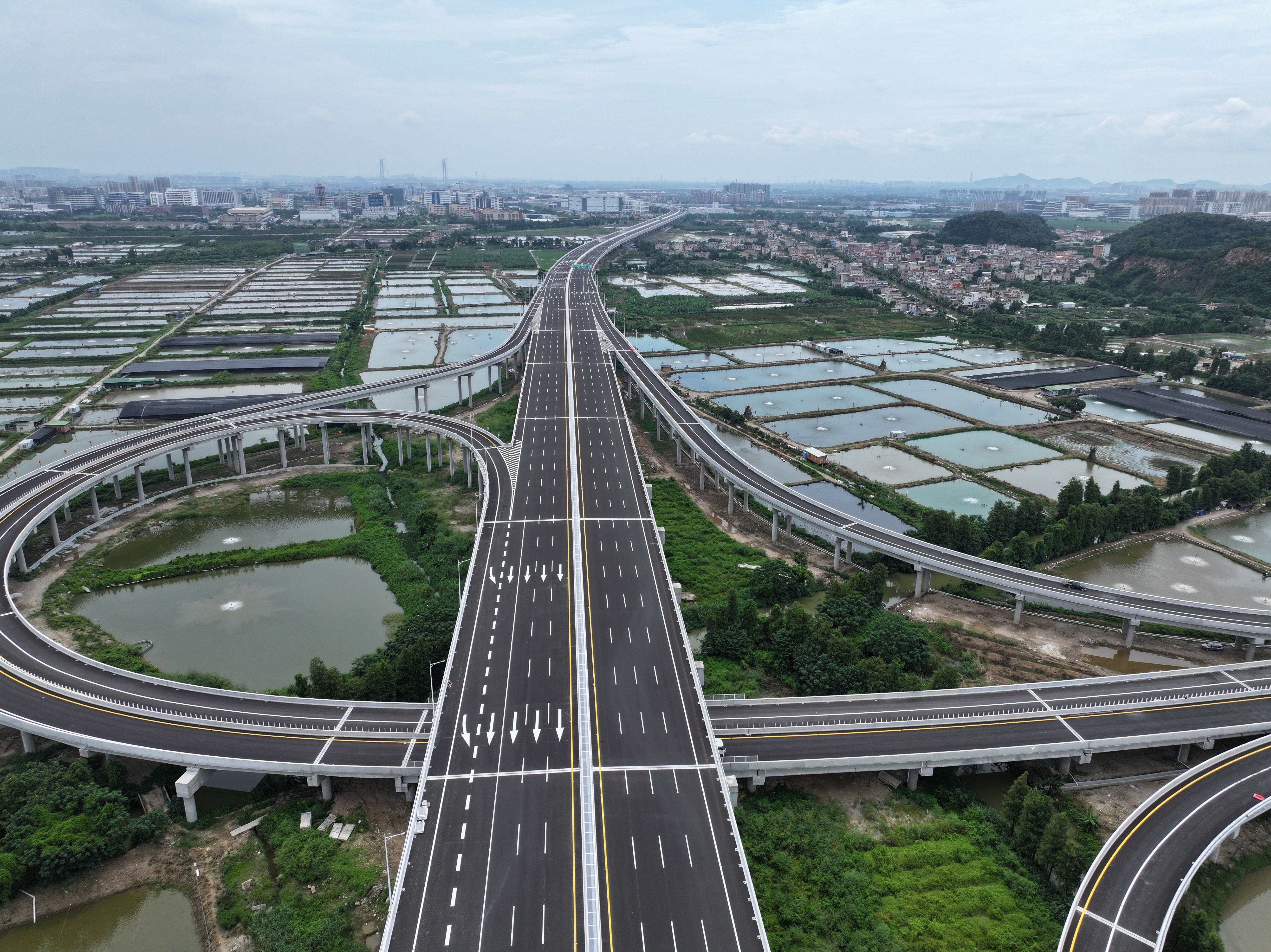 东部外环高速一期预计2026年底前实现通车。