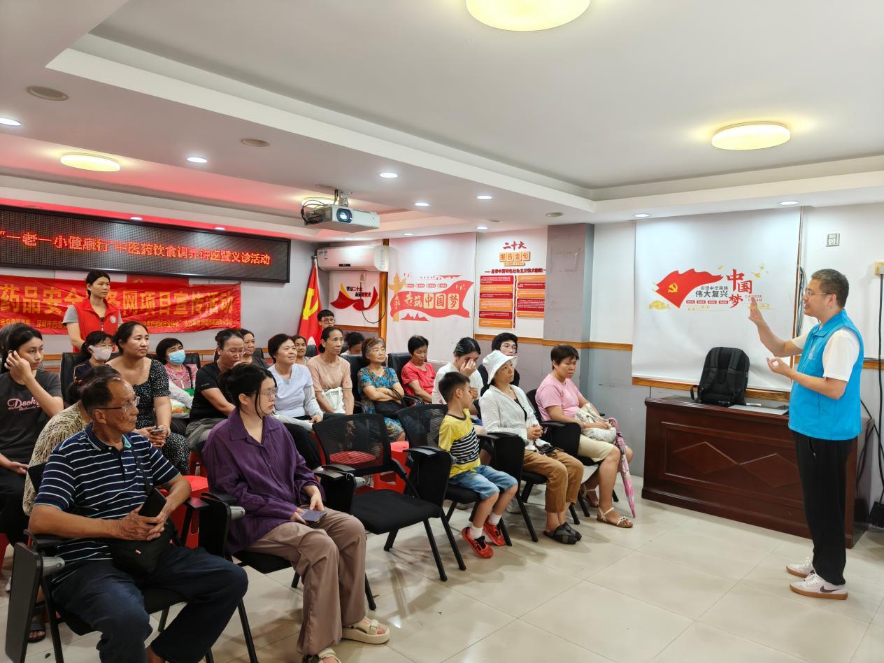 居民在认真听讲师分享饮食调养知识