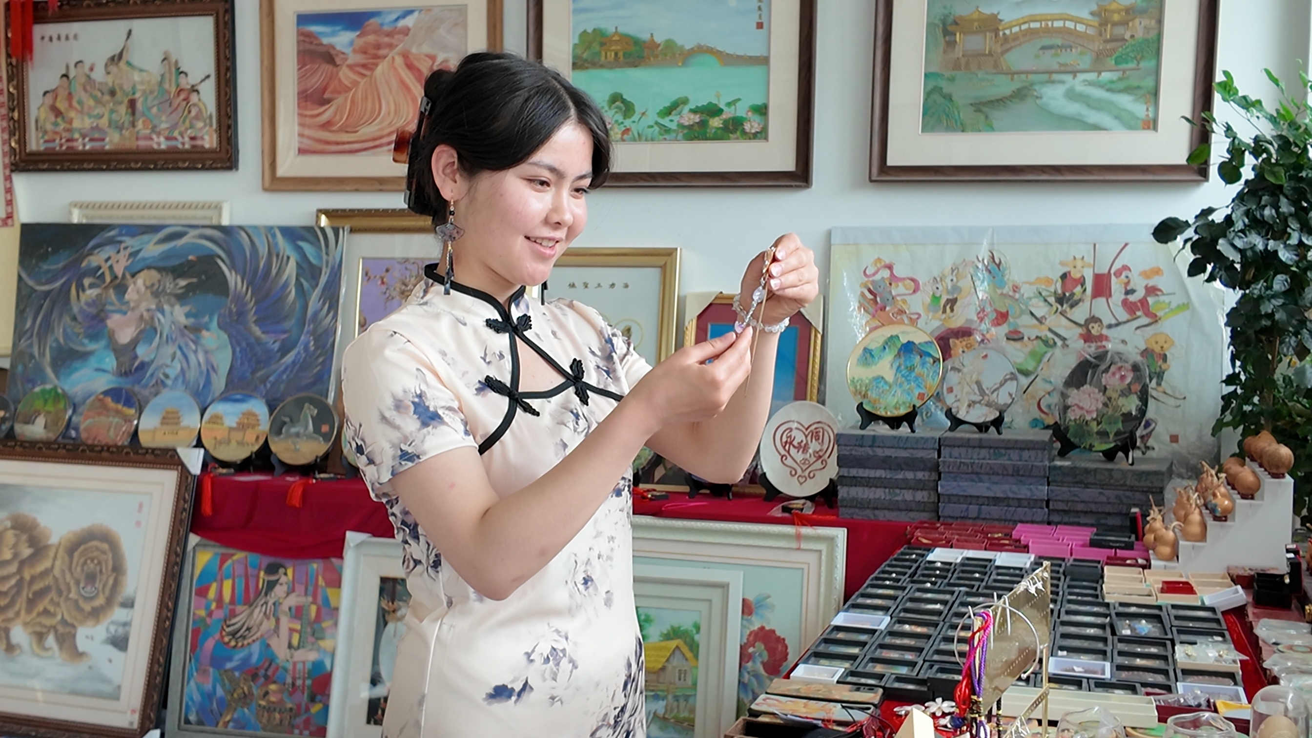 MASUMA满怀欣喜地欣赏掐丝珐琅作品