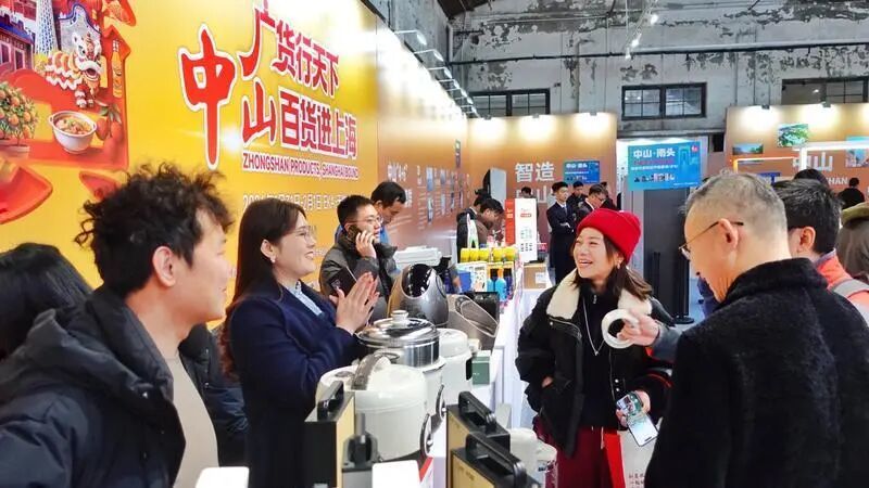 “广货行天下・中山百货进上海”活动现场,多款中山智能家电集中亮相,吸引上海市民驻足体验选购,中山智造凭借丰富品类与优良品质收获长三角市场认可。