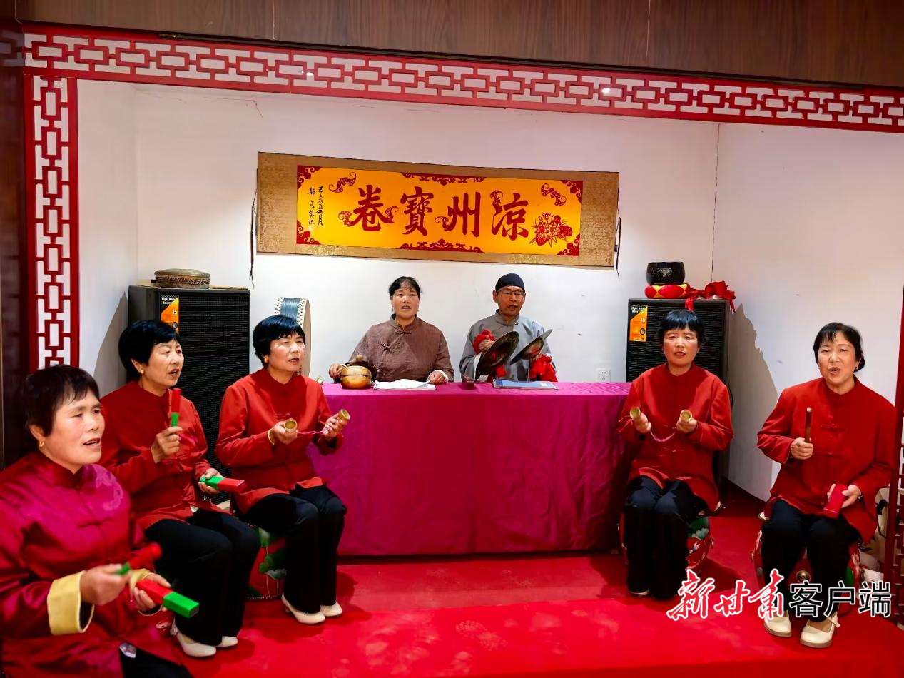 武威市凉州区张义镇灯山村凉州宝卷传习所内民间传承人展示宝卷