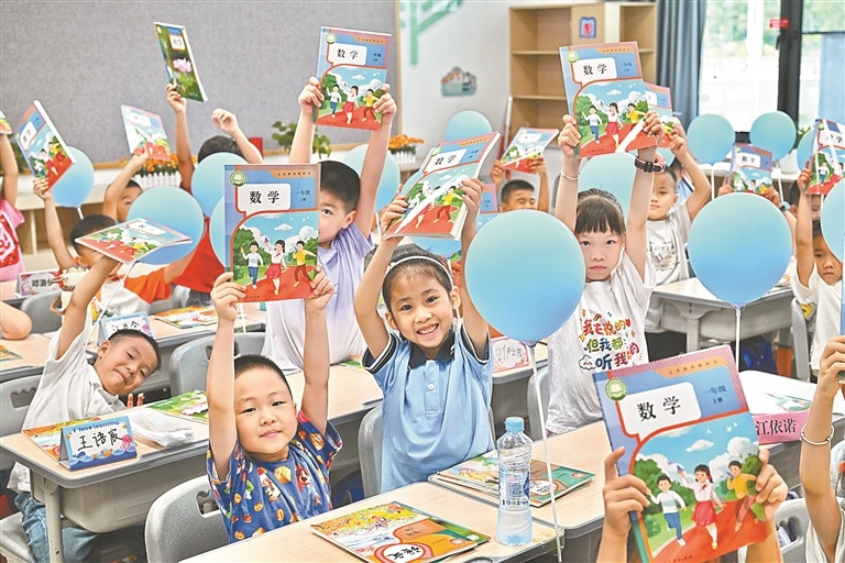 南昌：领新书 迎开学（图）