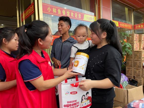 当自然灾害发生时,伊利第一时间将营养物资送达