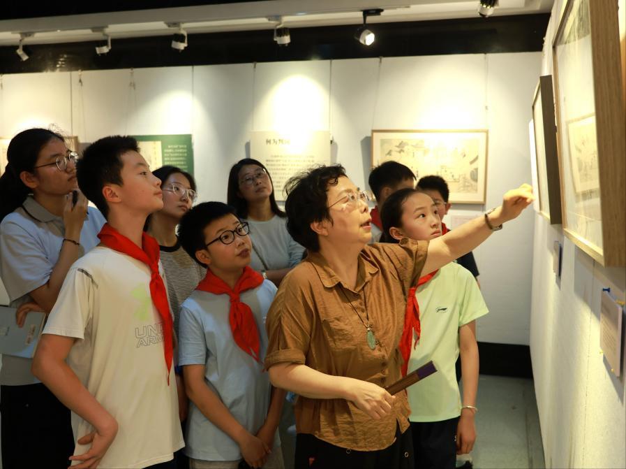 （星阅共同体在安徽新闻出版职业技术学院艺术馆聆听俞晓红教授现场讲解）