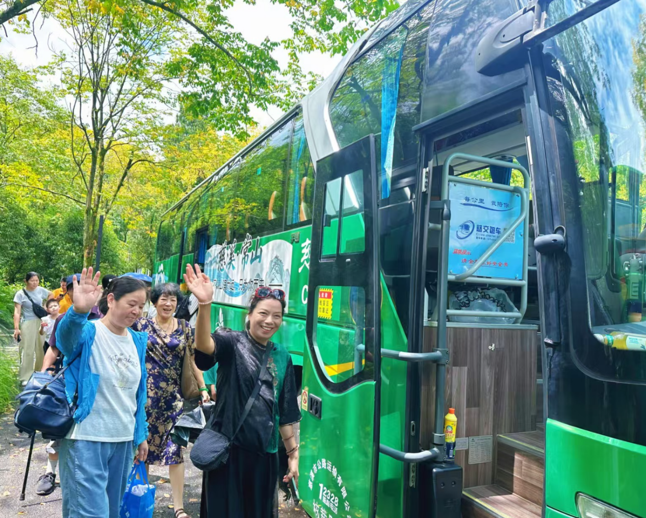 游客们乘坐山海直通车