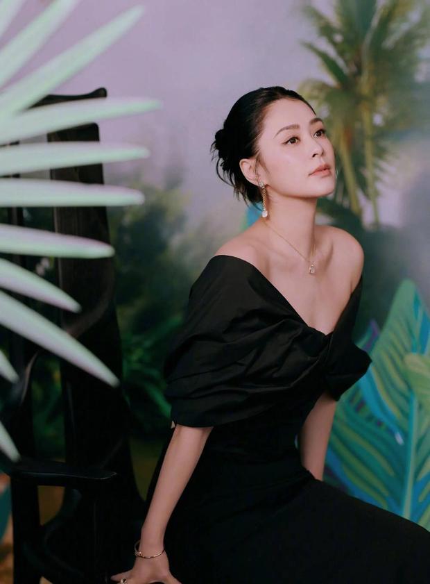 阿娇穿黑色V领礼裙气质优雅迷人。