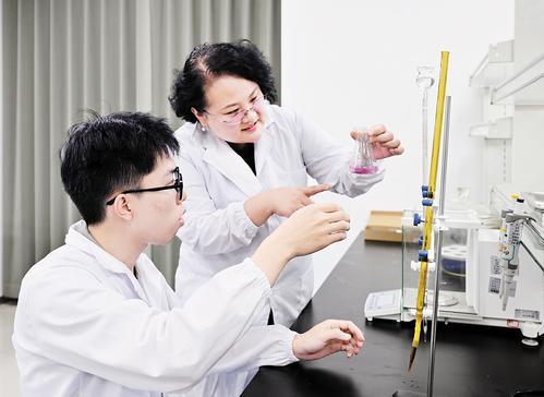 8月28日,在中国农业科学院农产品加工与营养健康研究院(沧州)实验室,刘贞贞委员(右)与团队成员在测定旱碱麦麦胚脂肪酸值。本报记者 刘冰洋摄