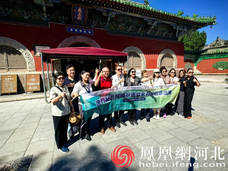 代表团在隆兴寺前合影留念