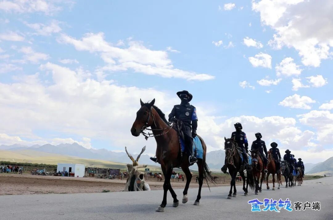 9月1日,山丹马场骑警队策马巡行,成为草原景区一道流动的风“警”线。