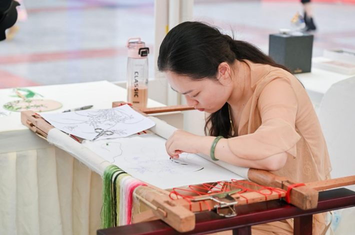 活动现场,重庆带来非遗产品展示