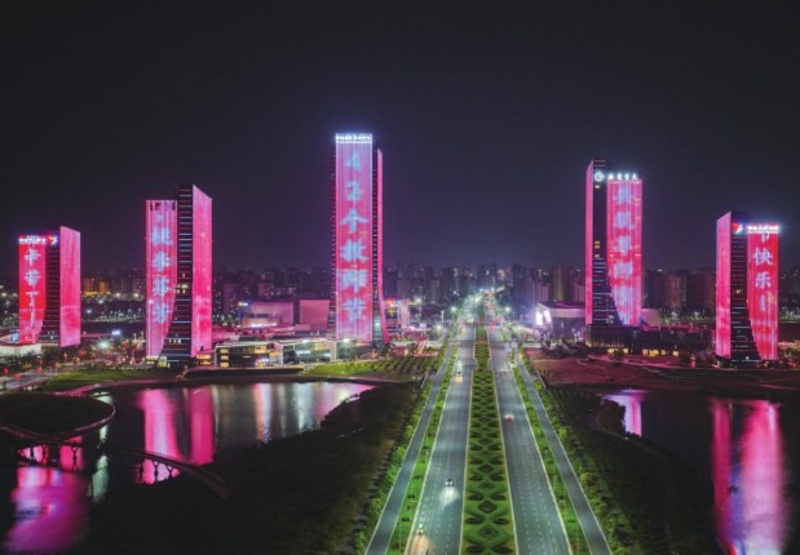 9月10日晚,吉安地标建筑“五指峰”相继亮灯,随着LED字幕滚动,“老师,您辛苦了”“教师节快乐”“师恩难忘,桃李芬芳”等字样交替呈现,璀璨灯光尽显对教师的崇高敬意。全媒体记者胡倚海 摄