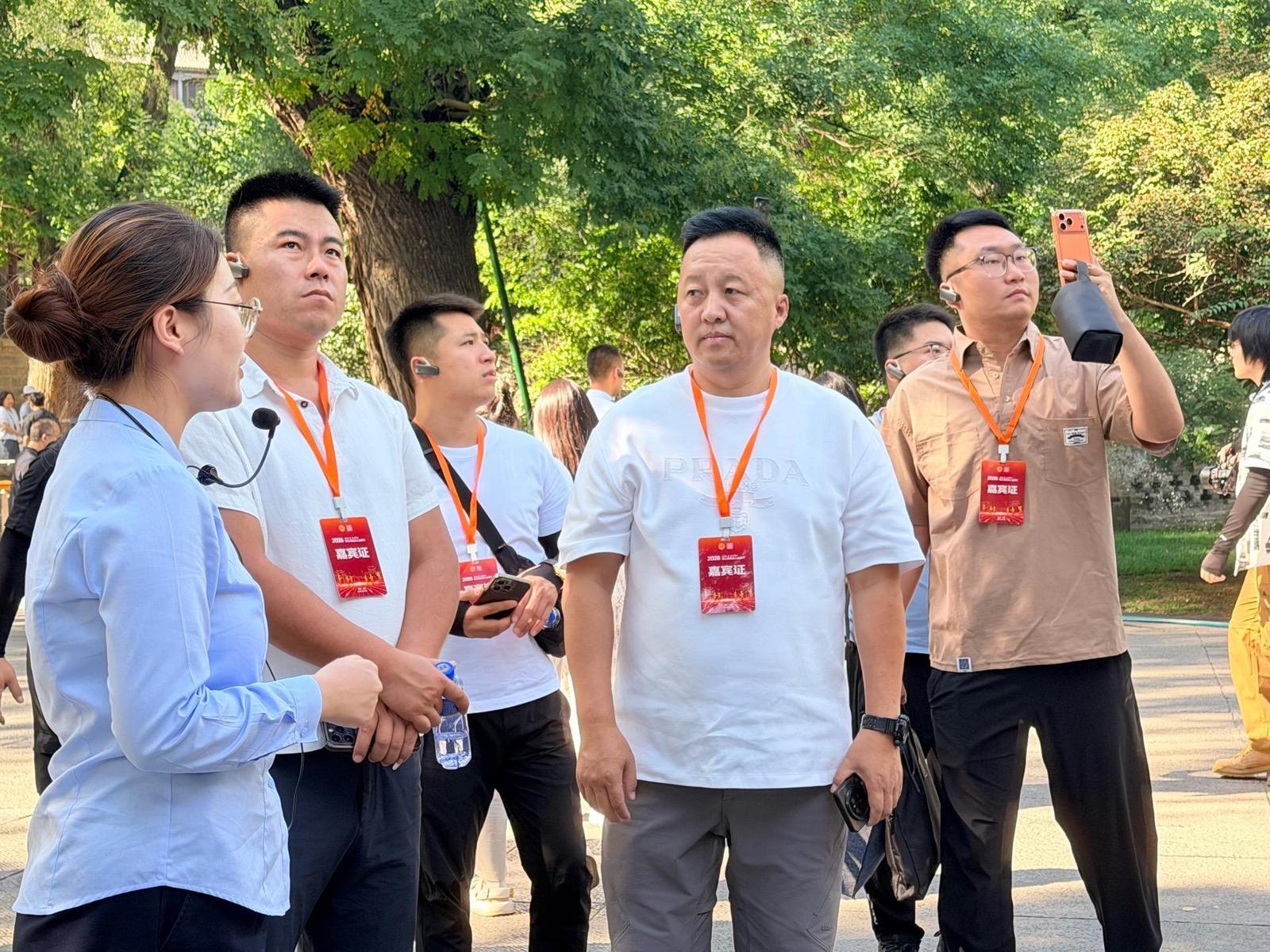达人们认真聆听讲解,用镜头记录