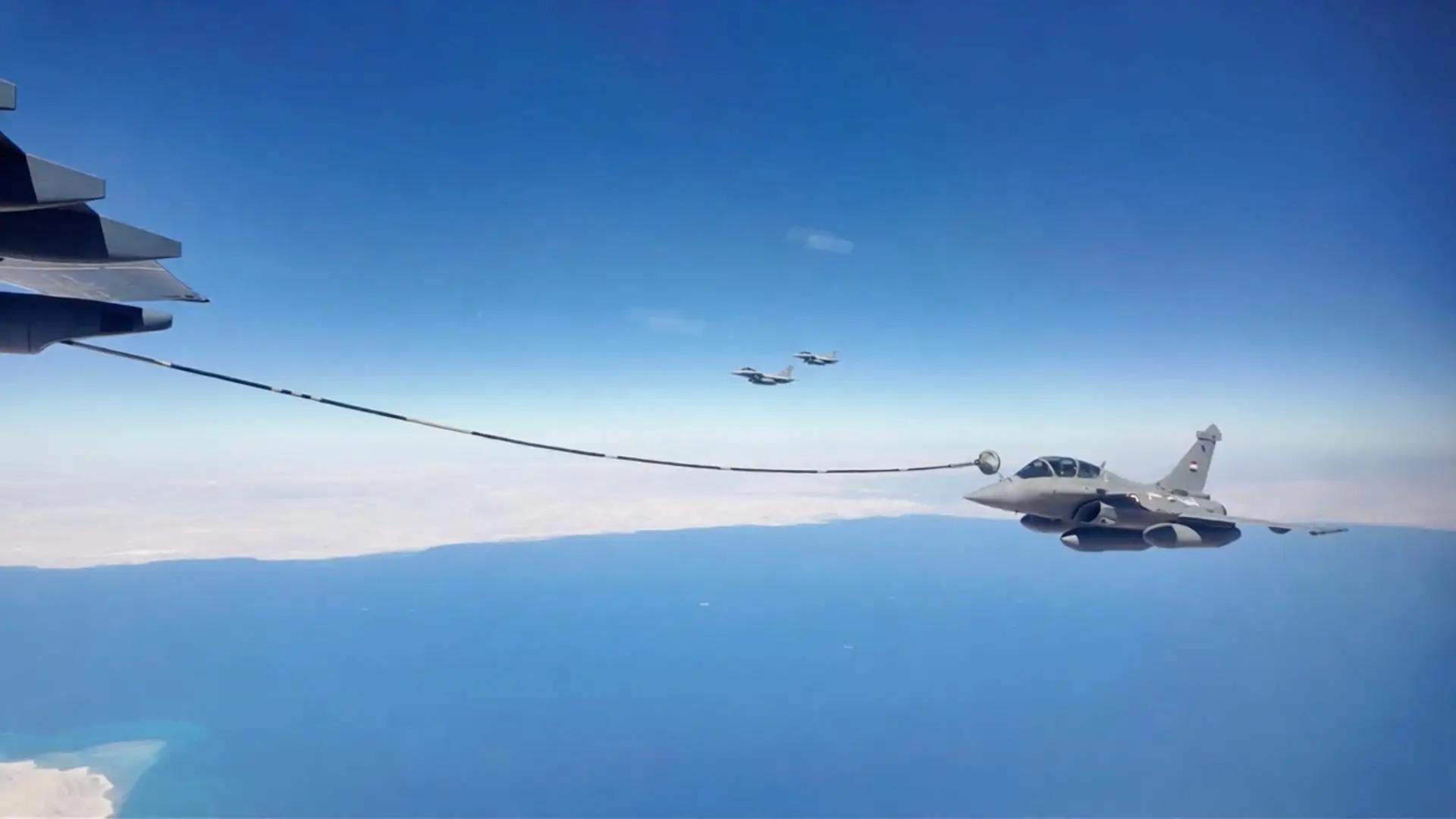 【为埃及空军阵风战机加油的我军运油20A】