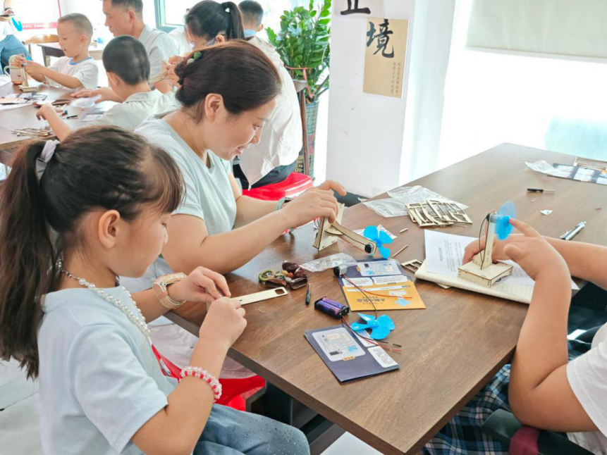 探索科学奥秘，点燃创新梦想 ——西乡街道蚝业社区开展科学实验小风扇活动
