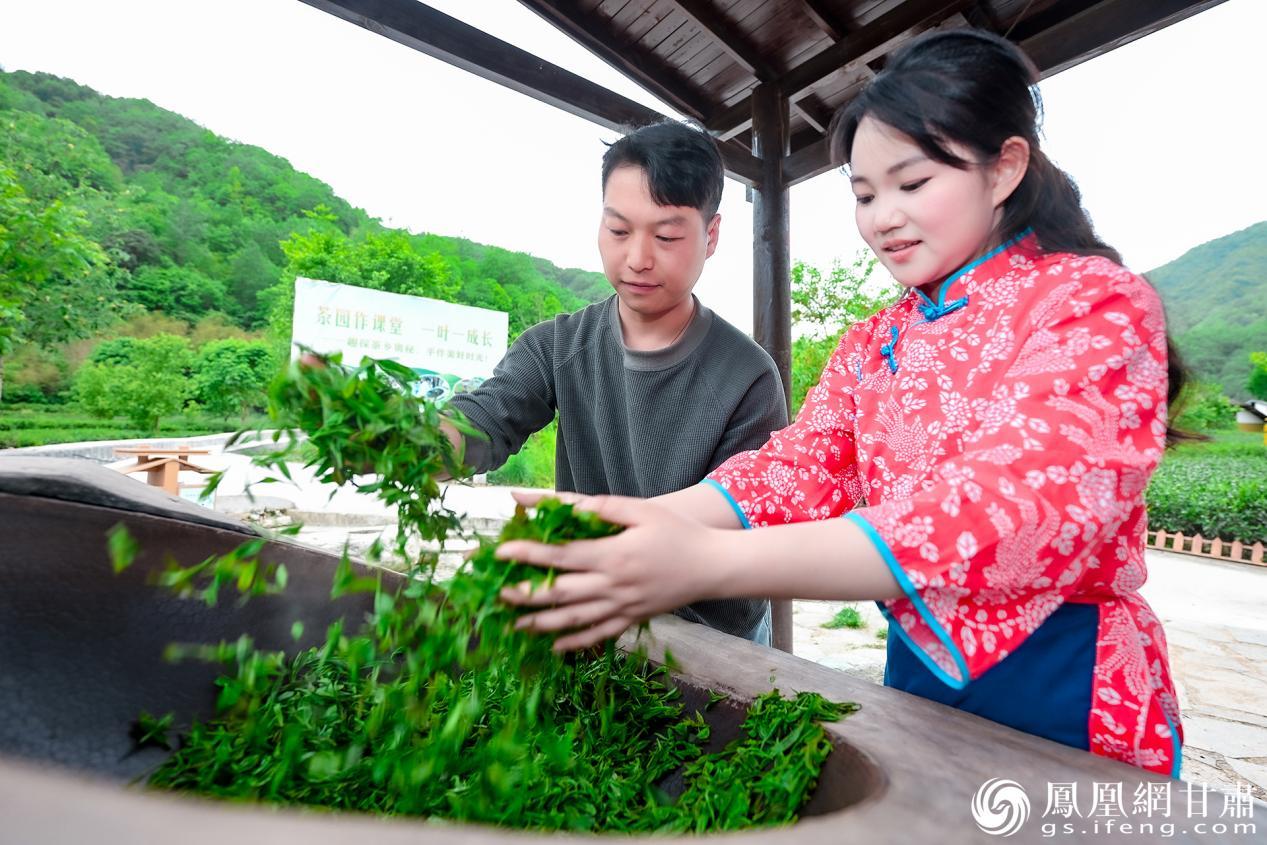 裕河镇至今仍传承传统炒茶技艺　李德宇　摄