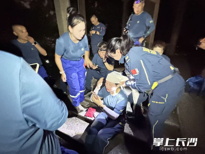 进行包扎训练。