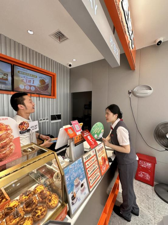 金融消保进商铺 暖心护航经营路 ——广发银行岳阳分行开展沿街商户专项消保宣传