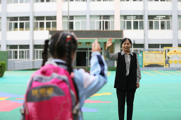 9月7日，在甘肃省定西市特殊教育学校，视障班班主任马凤珺和学生挥手道别。本组图片均为王克贤摄