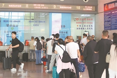 旅客在南昌西站排队购票