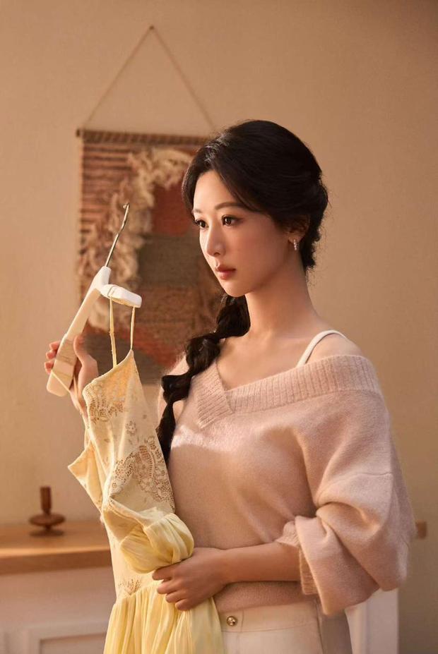 杨紫恬静雅致。