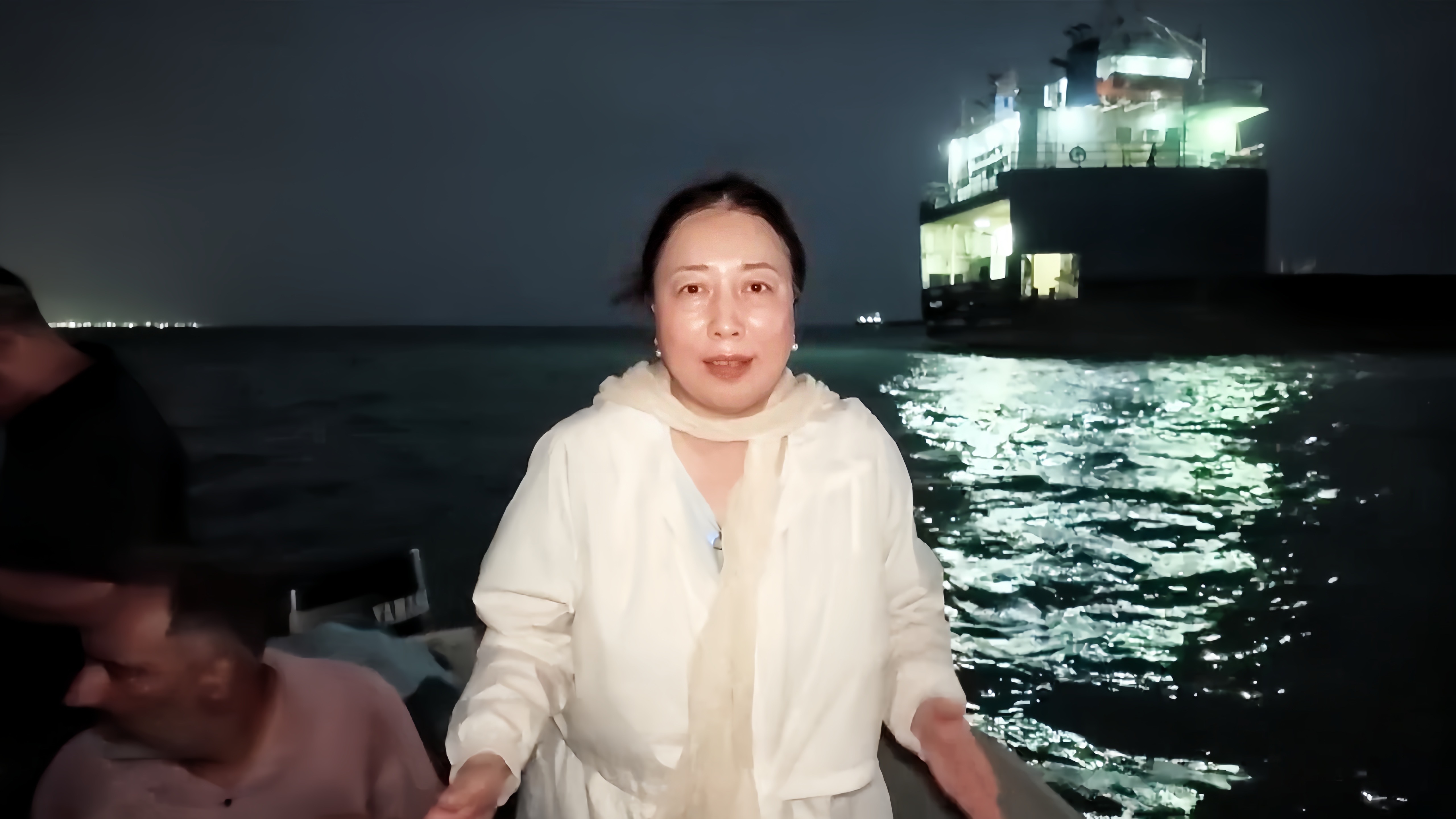 战前过境商船滞留半年！凤凰记者夜探霍尔木兹海峡：燃油运输船熄灯避袭 百余艘船等待通行