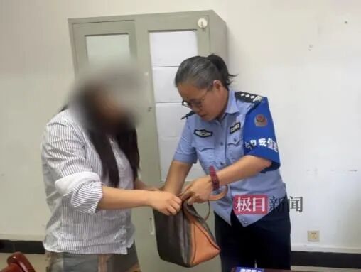 民警把挎包连同金条还给肖女士