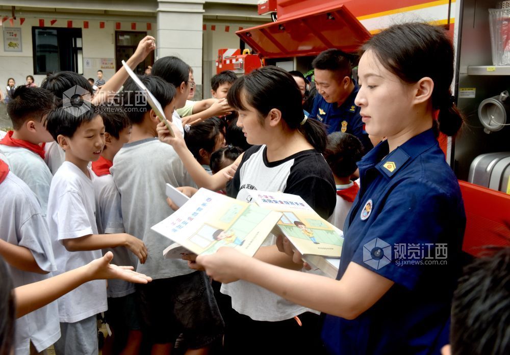 2026年9月3日,在江西景德镇市乐平市实验学校校园内,在开展的消防演练活动中,乐平市消防救援局人员正向学生免费发放《消防安全宣传手册》等。