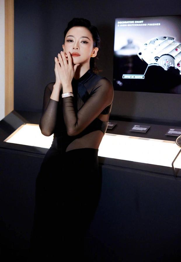 搜狐娱乐讯 9日，章子怡在社交平台上晒出一组写真美照，并配文称：“时间多奇妙！有些东西在改变，会自然而然地离去；有些喜欢，却会越来越坚定。坚持与纯粹，始终都是生命里最珍贵的力量。”