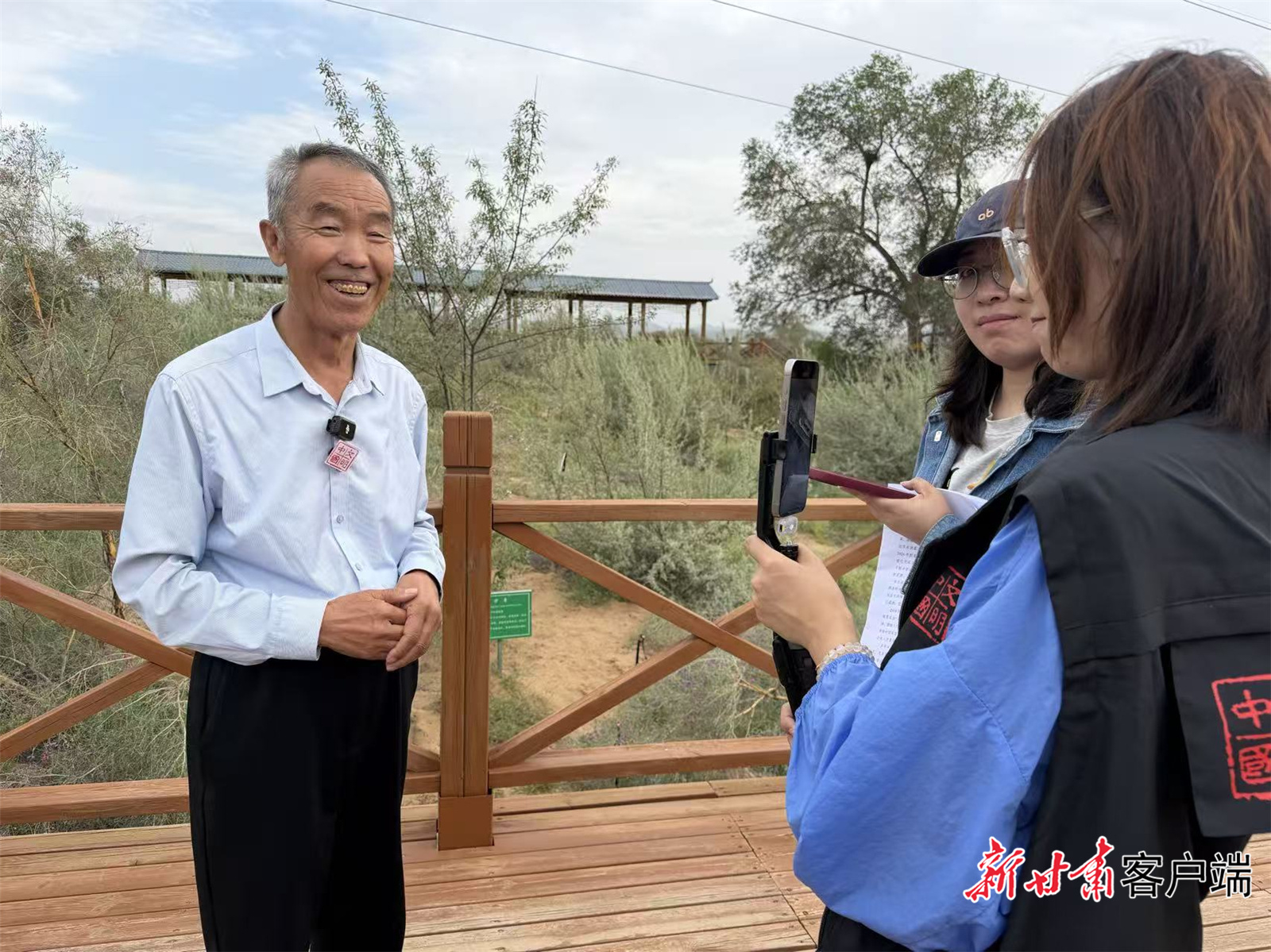 郭万刚向记者讲述治沙经历