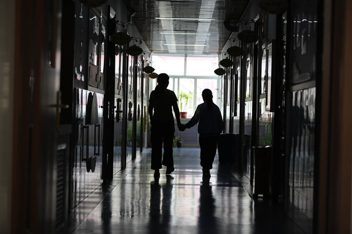 8月26日，甘肃省定西市特殊教育学校视障班的老师带学生回宿舍。