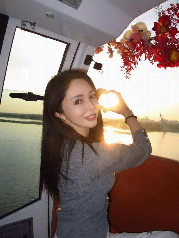 董璇温柔浪漫。