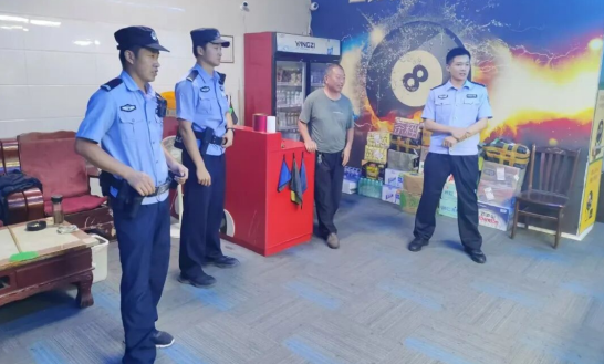 初秋夜巡不打烊 宁晋公安藏蓝守护万家平安