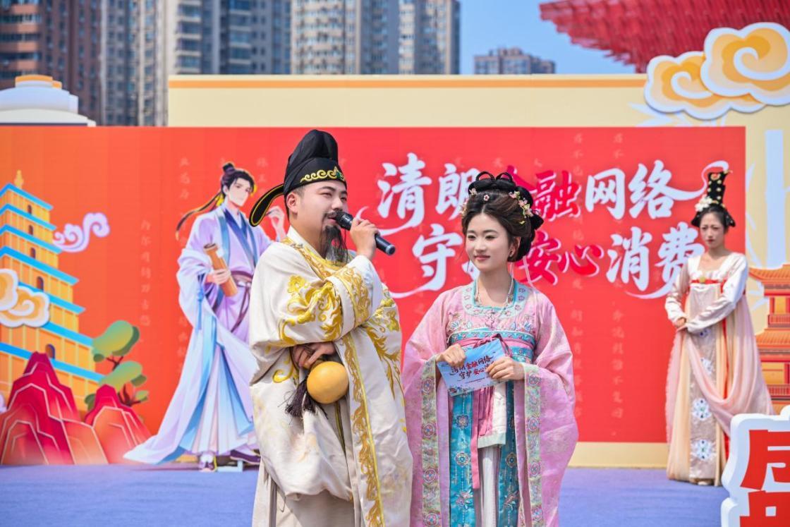(‘李白’进行消保知识问答和古风诗词对弈)