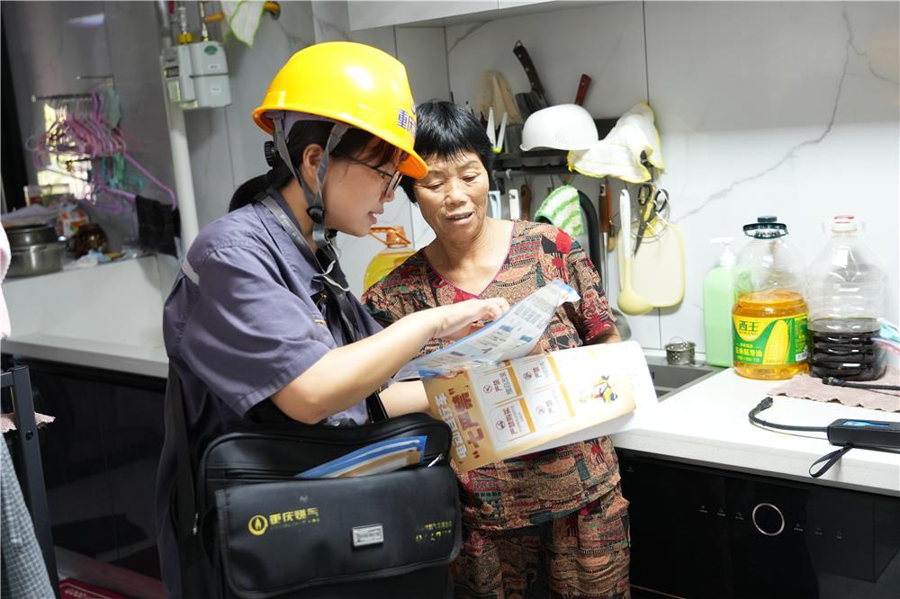 工作人员在向居民讲解燃气安全使用知识。周旋 摄