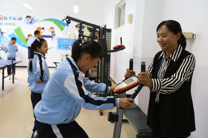 9月7日，在甘肃省定西市特殊教育学校，视障班班主任马凤珺带领学生进行体育锻炼。