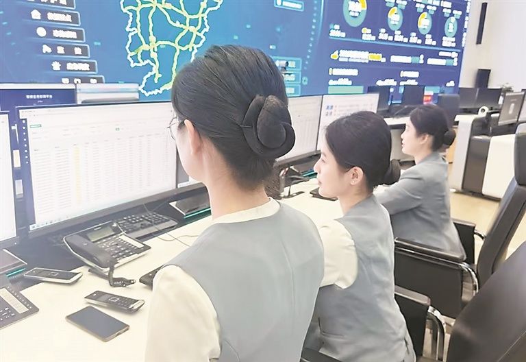 在省交通投资集团应急指挥中心应急指挥大厅，工作人员正根据“数字员工”推送的紧急预警信息，迅速启动应急响应。通讯员 周宏宇摄