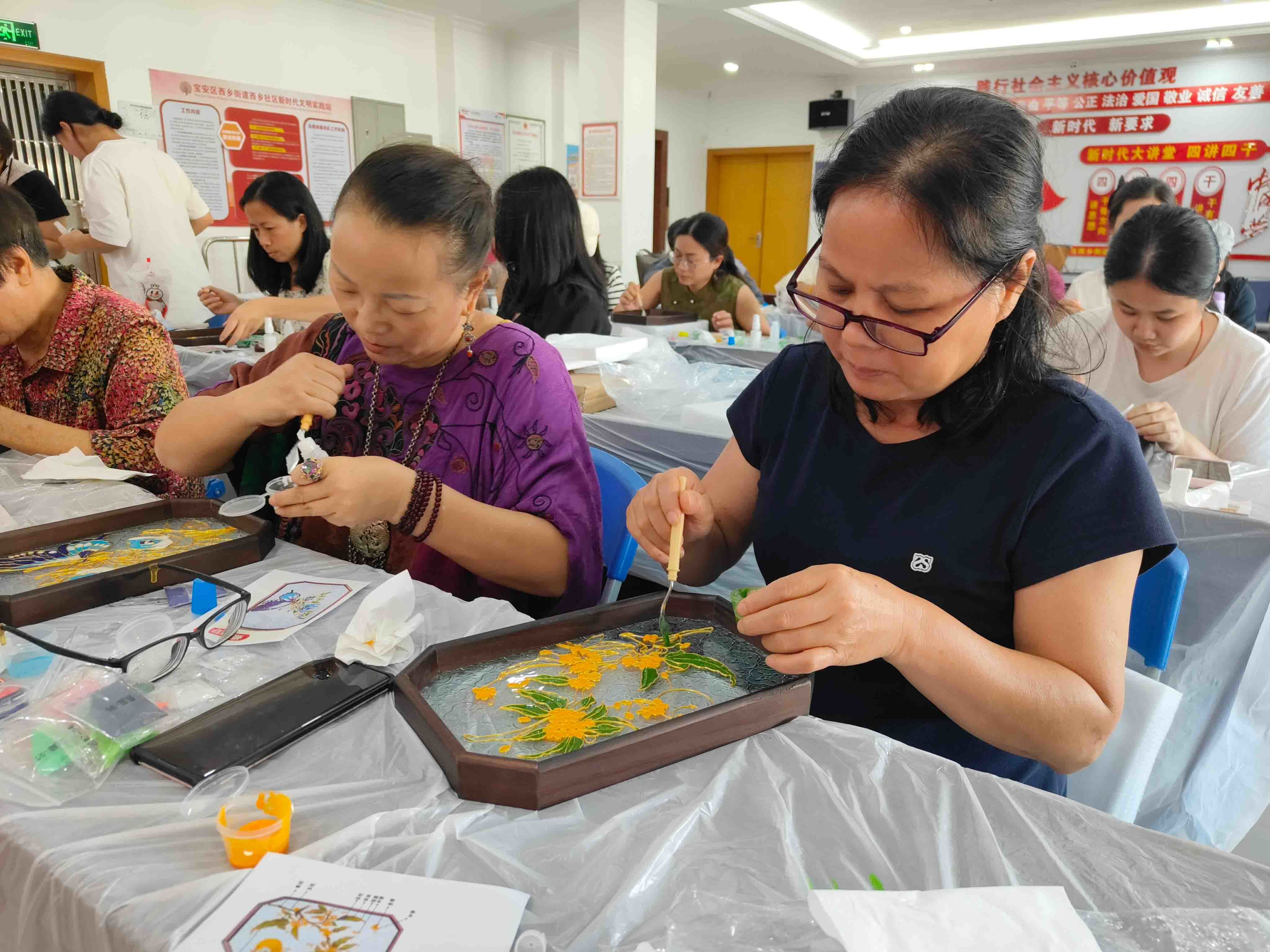 金丝为笔,彩砂作画——西乡社区非遗掐丝珐琅体验让女性居民感受指尖芳华