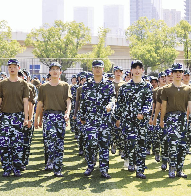 南昌：大学第一课 军训炼意志（图）