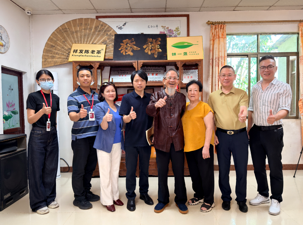 与陈炯昌(左五)合影。