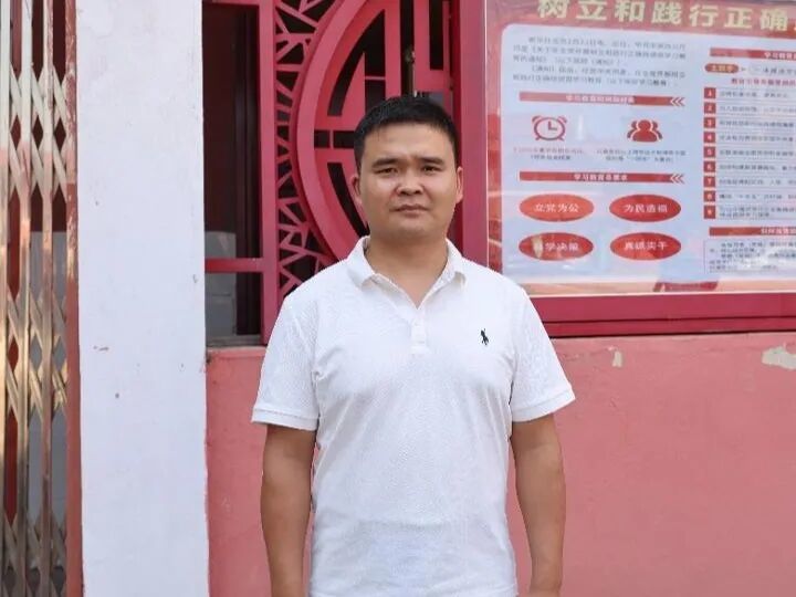 ▲舒伟保在松湖中心小学接受记者采访。摄影｜李思成