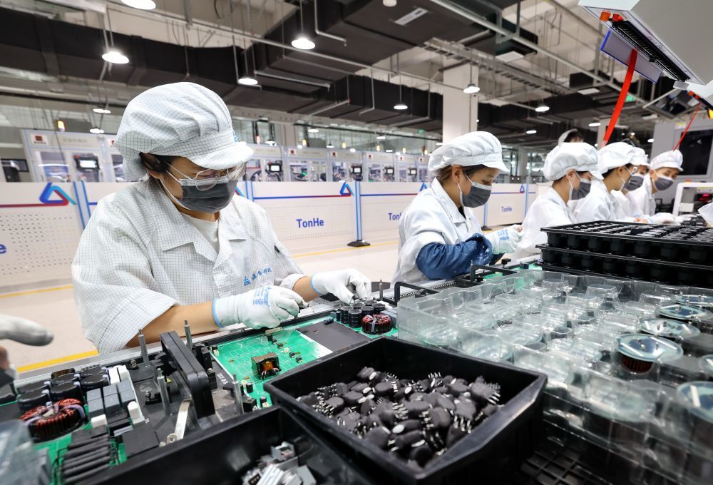 ↑9月8日，工人在石家庄通合电子科技股份有限公司生产车间工作。