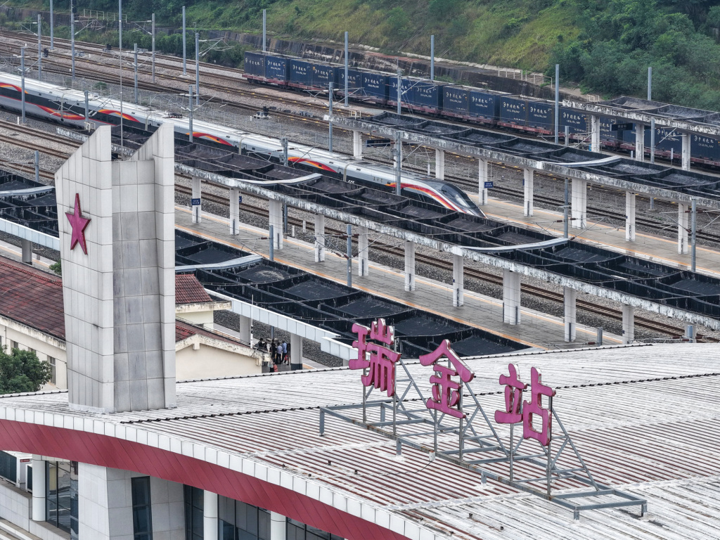 9月6日11时02分,G3998次智能复兴号列车从瑞金站驶出,一路向北驶向延安。新华社 图