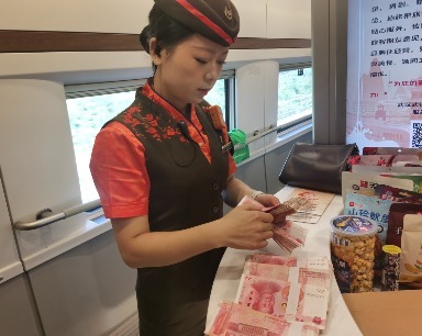 6万元彩礼钱遗忘在高铁上 列车长8分钟寻回