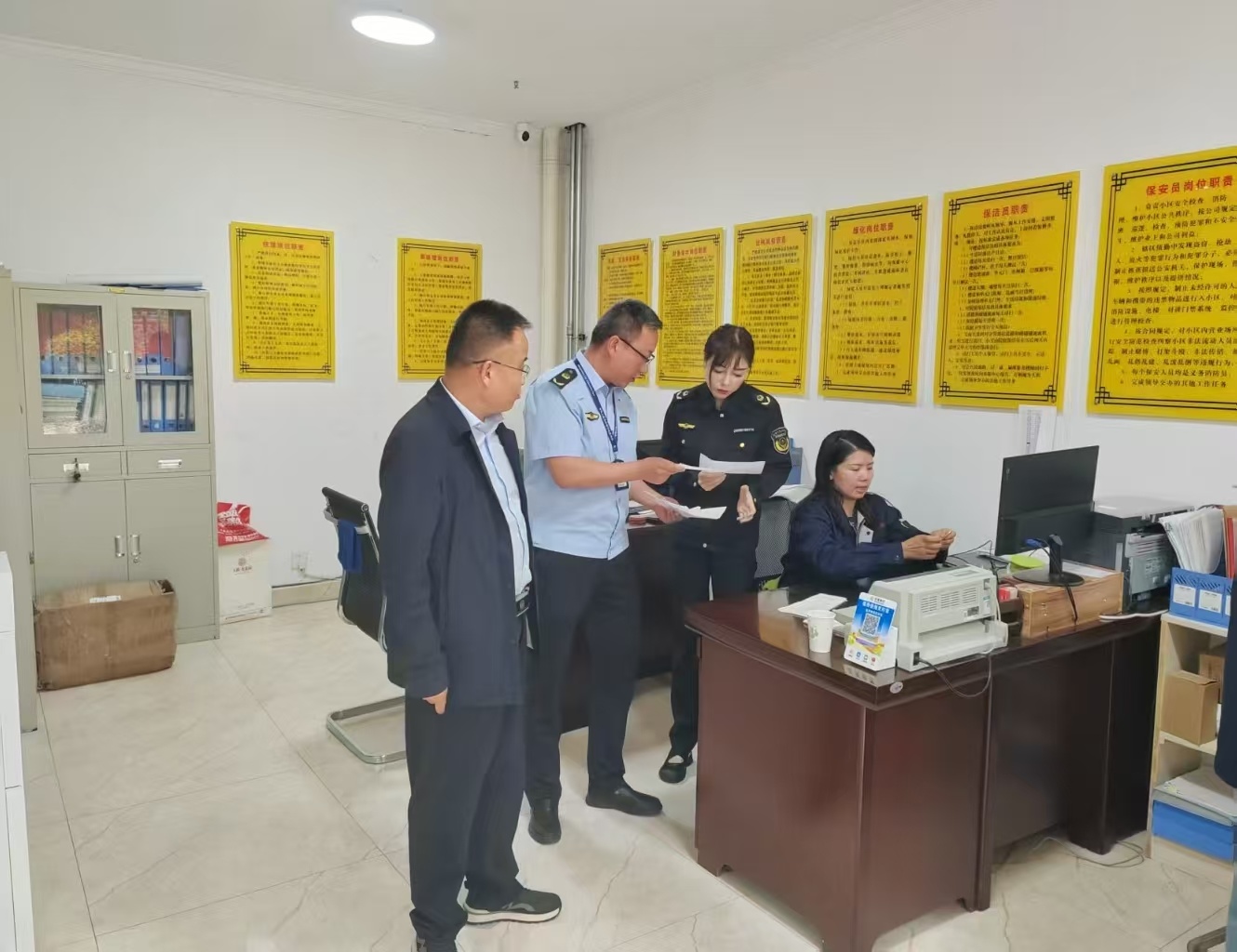 图为执法人员现场检查物业收费台账.jpg