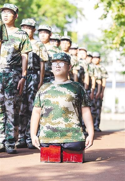 方宇翔在军训中 楚天都市报极目新闻记者薛婷摄